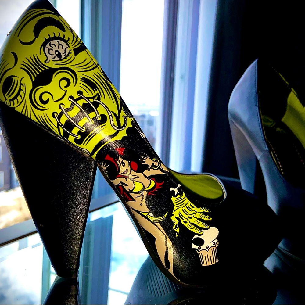 size 6 comic book print peep toe heel